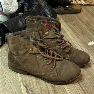 Woman’s Brown Lace-Up Plaid Lined Ankle Boots